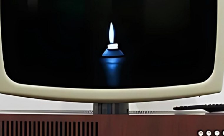 Videoinstalación de la exposición HiperObjetos © Peter Weibel. Media May Rewind Reality, 1970/2023, vista de instalación. Cortesía: ©️ Peter Weibel y Galerie Anita Beckers; Fotografía: ©️ GRAYSC.