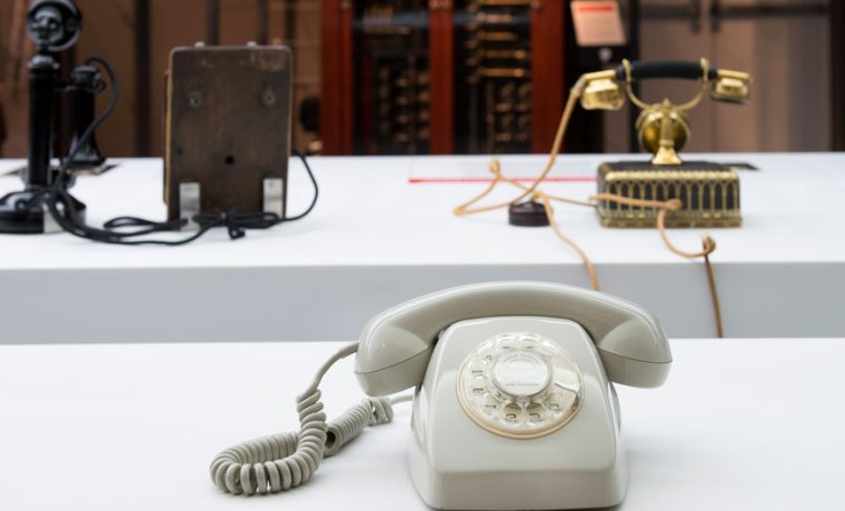 teléfono Heraldo gris