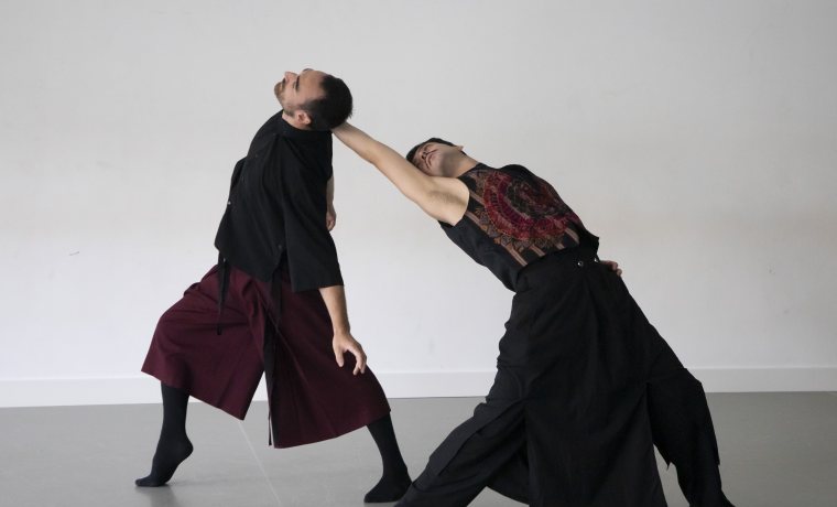 Dos bailarines bailando 