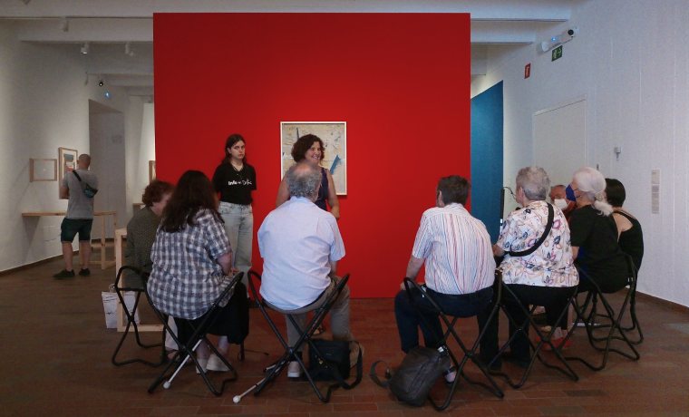 Grup de persones amb discapacitat visual participant en una visita comentada a l'exposició Joan Miró. El llegat més íntim 