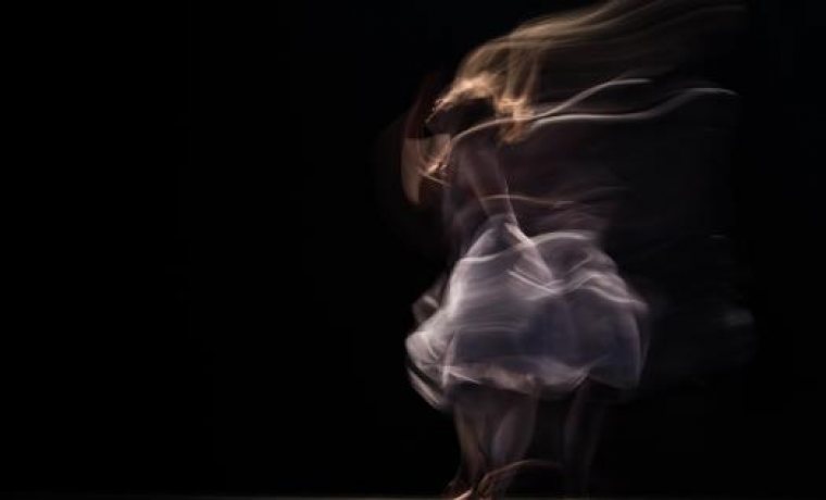 Imatge poètica d'un personatge femení, difuminat