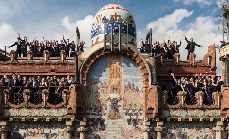 Cantaires del Cor Jove a la façana principal del Palau de la Música
