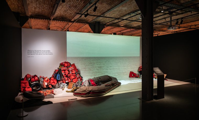 Imatge d'una escenografia de l'exposició on es rememora l'arribada d'una balsa a la platja