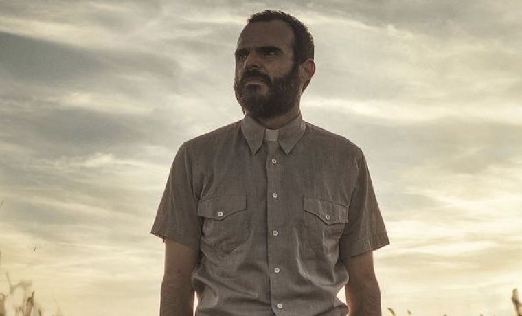 Imatge del protagonista de l'espectacle, Sergio Baos, caracteritzat com un dels personatges, enmig d'un camp de blat