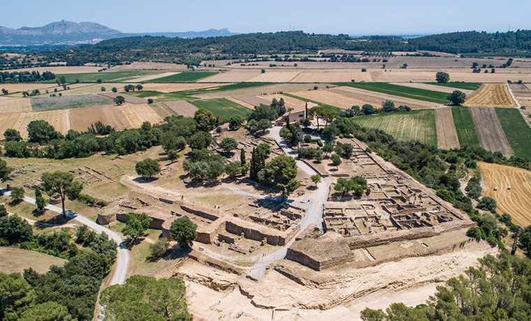 Vista aèria de la ciutat ibèrica d'Ullastret