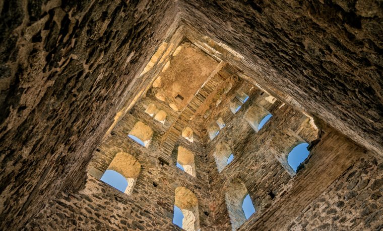 Interior del campanar de Sant Pere de Rodes