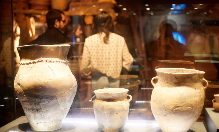 `Vitrina amb ceràmica dins de l'exposició permanent