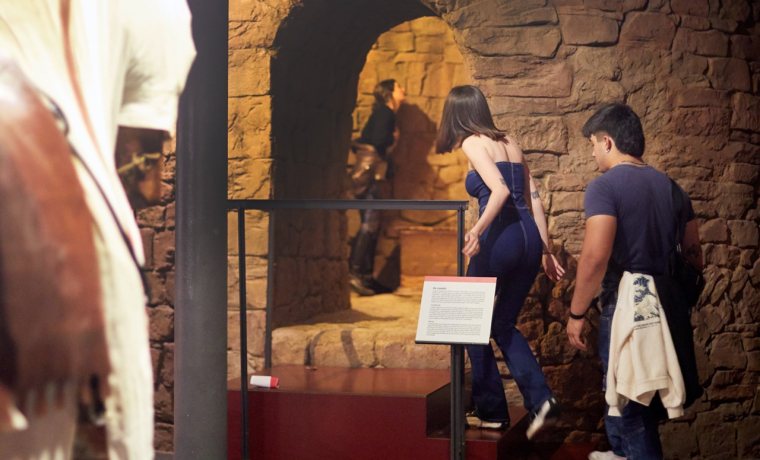 Visitants entrant en la recreació de la torre medieval