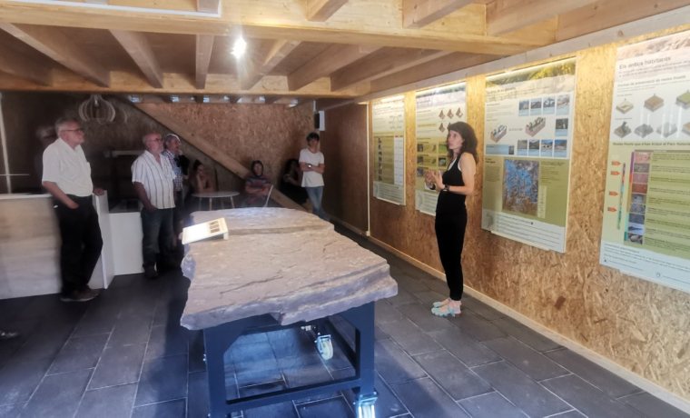 Grup de persones visitant el centre