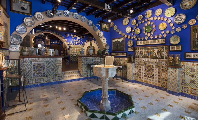 Sala del Brollador del Museu del Cau Ferrat amb les obres d'art i peces de la col·lecció de Santiago Rusiñol.