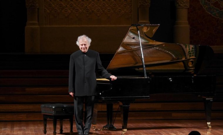 András Schiff a un escenari davant un piano