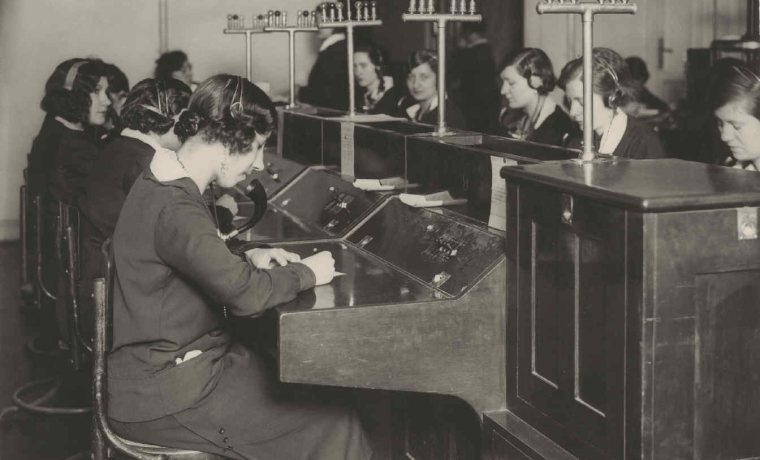 Fotografía de telefonistas trabajando