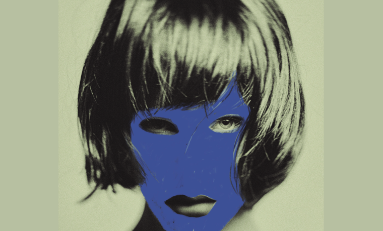 Imagen en blanco y negro de una persona y la cara pintada de azul. 