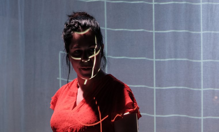 Imatge d'una de les participants amb un projecció d'una quadícula a sobre d'ella