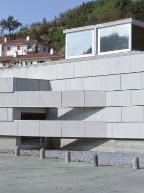 Museum Cemento Rezola kanpoaldetik ikusita.